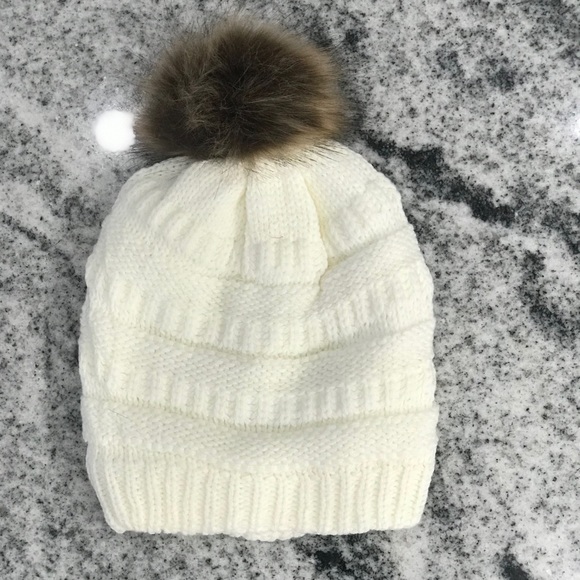 Unlisted Accessories - ❤️Pom beanie ivory
